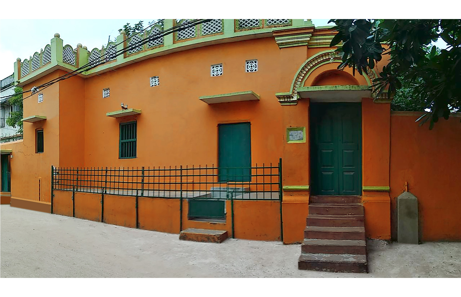 “ My dear Child! I am Sadguru. The wishes of Jagatguru are blossomed within me. My only job is to show you the path to Salvation. Those, who have been depending on me, I will take them to Salvation by holding their hands. You need to only have the belief that your Thakura is ‘Sadguru. ”